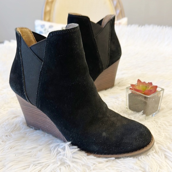 Lucky Brand Youse Black Suede Stacked Wedge Pull on ankle bootie women’s 7 - Picture 3 of 8